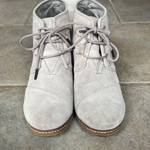 Great condition light grey wedges by Toms
